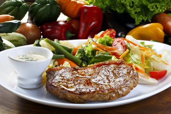 Carne grelhada com guarnições — Fotografia de Stock