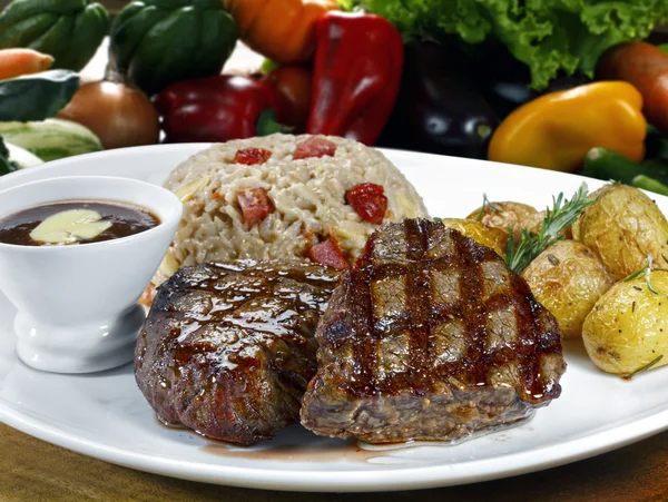 Carne a la parrilla con guarniciones — Foto de Stock