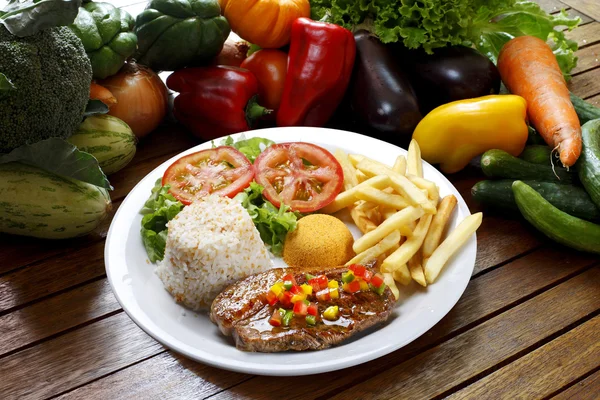 Plato con verduras y carne asada — Foto de Stock