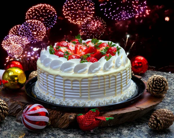 Tort Gheață Ciocolată Albă Frișcă Căpșuni Tort Decorat Teme Crăciun — Fotografie, imagine de stoc