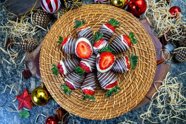 Hausgemachte Erdbeeren Mit Schokolade Überzogen Fertig Zum Essen Mit Weihnachtsdekoration — Stockfoto