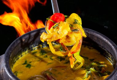 Moqueca balığı ve karides, geleneksel Brezilya mutfağı.