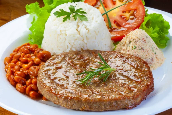 Grillowane Mięso Hamburgerowe Rozmarynem Ryżem Fasolą Sałatką Okruszkami — Zdjęcie stockowe