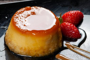 Yumurtalı sütlü puding.