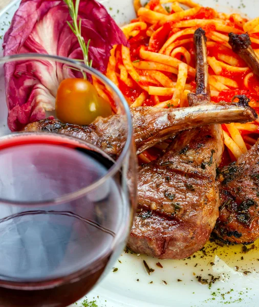 Costoletta Agnello Arrosto Con Pasta Insalata Bicchiere Vino Rosso — Foto Stock