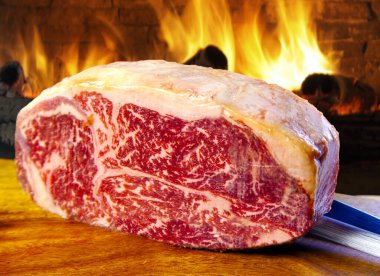  Wagyu bifteği ahşap kesim tahtasının üzerinde.
