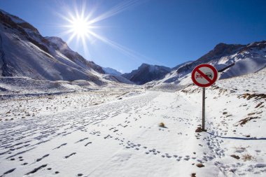 Aconcagua İl Parkı, Mendoza ilinin kuzeybatısında, Las Heras ilinin 165 km, Uspallata ilinin ise 7 km kuzeyinde yer almaktadır. Parkın içindeki Aconcagua Dağı, 6.962 metre..