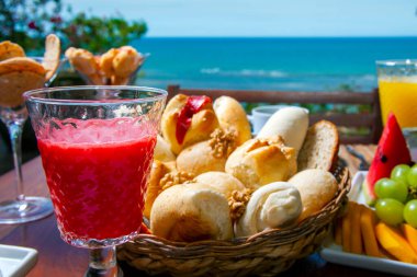 Sahildeki kahvaltı odasında.