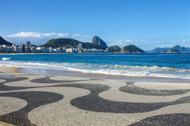 Rio de Janeiro, Brezilya 'daki Copacabana plajı. Copacabana plajı Brezilya 'nın Rio de Janeiro şehrinin en ünlü plajıdır.