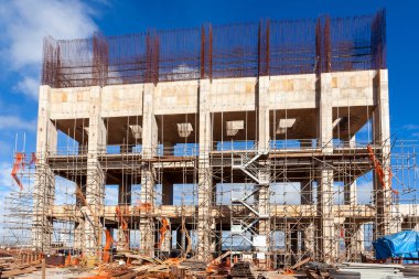 Büyük inşaat, köprüler, binalar, vakfın endüstriyel işleyişi ve somutlaştırılması.