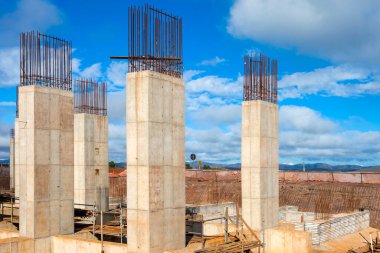 Büyük inşaat, köprüler, binalar, vakfın endüstriyel işleyişi ve somutlaştırılması.