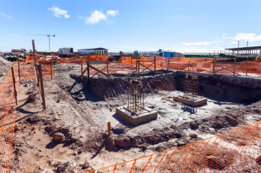 Büyük inşaat, köprüler, binalar, vakfın endüstriyel işleyişi ve somutlaştırılması.