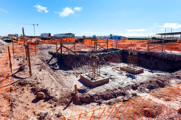 Büyük inşaat, köprüler, binalar, vakfın endüstriyel işleyişi ve somutlaştırılması.