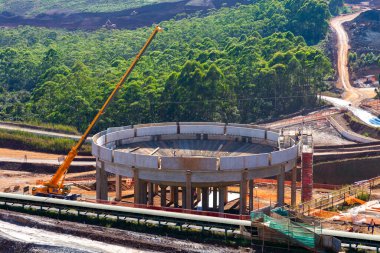 Büyük inşaat, köprüler, binalar, vakfın endüstriyel işleyişi ve somutlaştırılması.