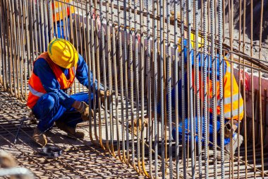 Büyük inşaat, köprüler, binalar, vakfın endüstriyel işleyişi ve somutlaştırılması.