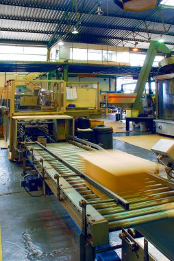 Taşıyıcı ile kutu paketleme makinesi, motor yağı dolum fabrikası