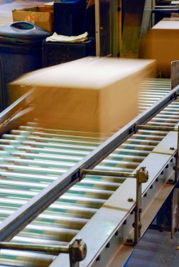 Taşıyıcı ile kutu paketleme makinesi, motor yağı dolum fabrikası