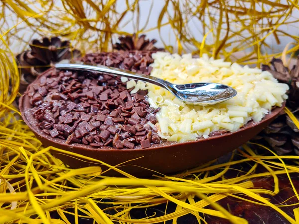 Huevo Pascua Brasileño Relleno Con Chocolate Granulado Crema Probado Con —  Fotos de Stock