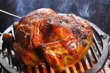 Ahşap fırında kızarmış tavuk.