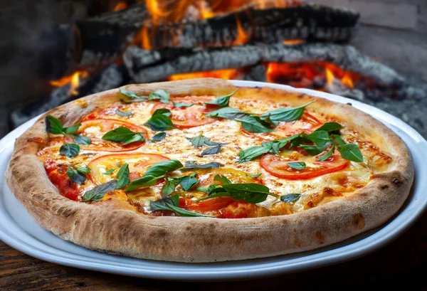 Pizza Tomate Albahaca Mozzarella — Foto de Stock
