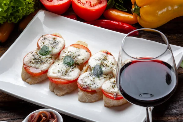 Tomato Melted Cheese Bruschetta Red Wine — Stock Photo, Image