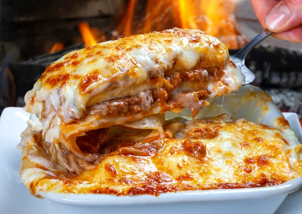 Lasagna Bolognese在烤箱里烤的 — 图库照片