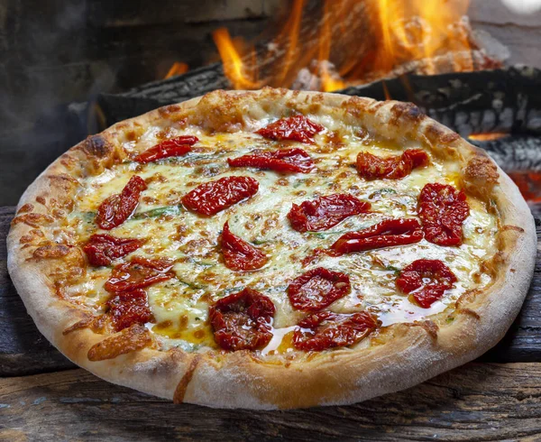 Pizza Mozzarella Paradicsom Sült Kemencében — Stock Fotó