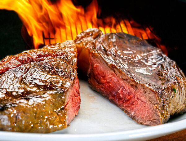 нарезанный стейк на гриле подается в точку, Пиканья