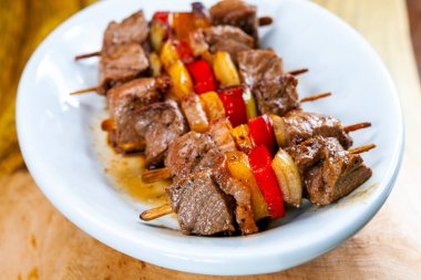 Sebzeli ızgara et şişi.