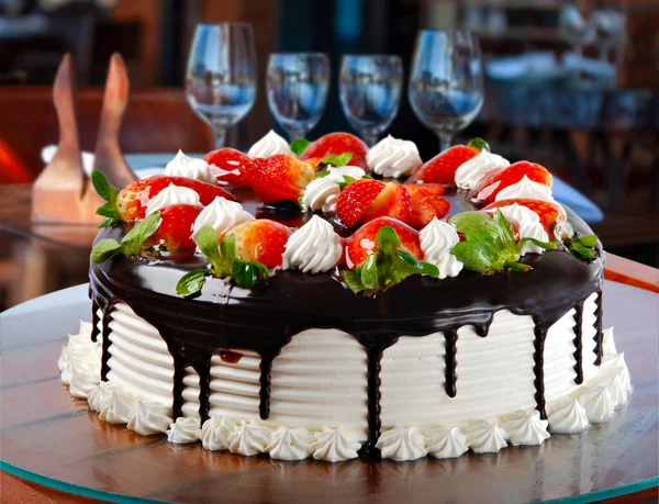초콜릿 딸기를 곁들인 케이크 — 스톡 사진