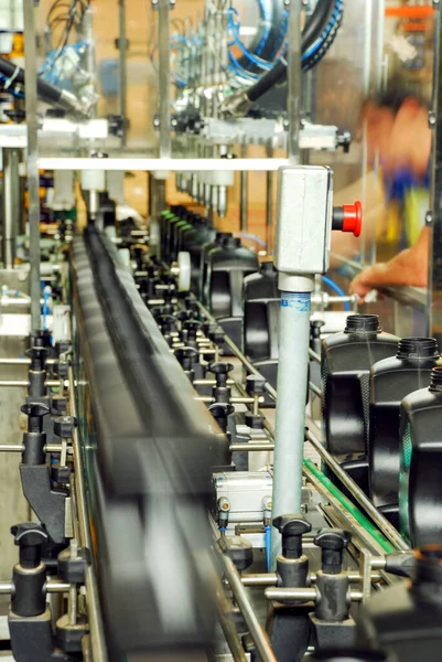 Garrafas São Transferidas Sistema Correia Transportadora Máquina Industrial Para Fábrica — Fotografia de Stock