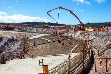 Büyük inşaat, köprüler, binalar, vakfın endüstriyel işleyişi ve somutlaştırılması.
