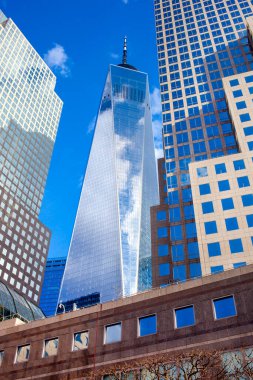 NEW YORK, ABD - FEBRUARY 2020: New York 'taki Tek Dünya Ticaret Merkezi veya Özgürlük Kulesi. Manhattan ufuk çizgisindeki mimari modern binalar. Amerika Birleşik Devletleri.