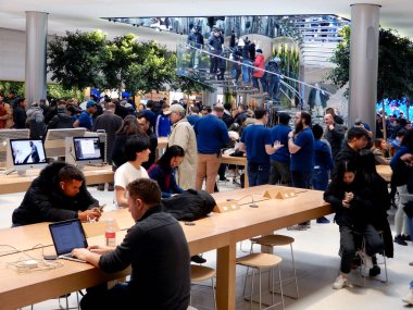 NEW YORK - Şubat 2020: 5. caddedeki Apple Store 'u ziyaret eden insanlar. Apple Inc., merkezi Cupertino, Kaliforniya 'da bulunan çok uluslu bir teknoloji şirketidir..