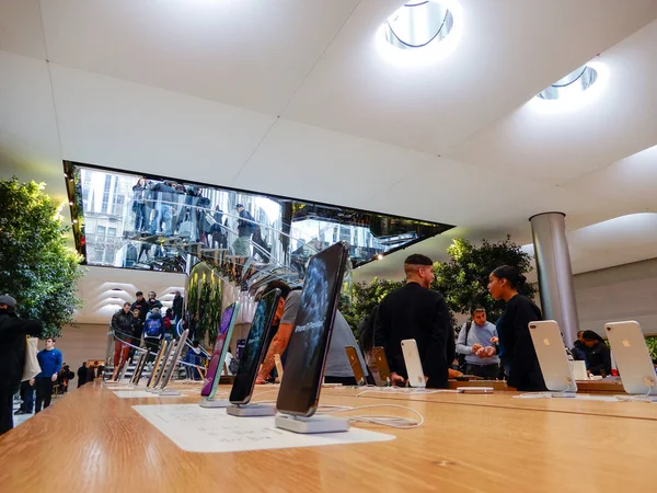 Nueva York Febrero 2020 Personas Que Visitan Apple Store Avenida —  Fotos de Stock