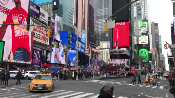Νεα Υορκη February Times Square Είναι Μια Πολυσύχναστη Τουριστική Διασταύρωση — Αρχείο Βίντεο