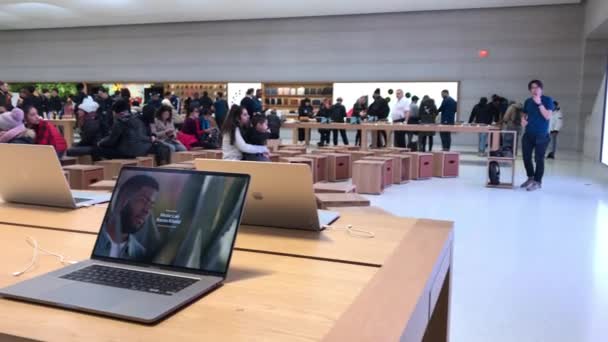 Νεα Υορκη Φεβρουαριοσ 2020 Άνθρωποι Επισκέπτονται Apple Store Στην Λεωφόρο — Αρχείο Βίντεο