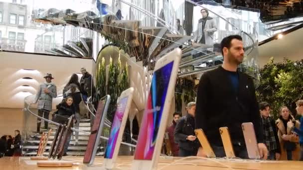 New York Şubat 2020 Caddedeki Apple Store Ziyaret Eden Insanlar — Stok video