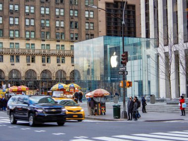 NEW YORK - Şubat 2020: 5. caddedeki Apple Store 'u ziyaret eden insanlar. Apple Inc., merkezi Cupertino, Kaliforniya 'da bulunan çok uluslu bir teknoloji şirketidir..
