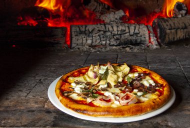 Fırında pişmiş pizza.