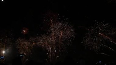 Reveillon Yeni Yıl Havai fişekleri gösterisi Copacabana Sahili, Rio de Janeiro, Brezilya