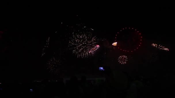 Феєрверки Reveillon New Years Виставляються Вздовж Пляжу Копакабана Ріо Жанейро — стокове відео