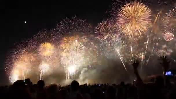 コパカバーナビーチ リオデジャネイロ ブラジルに沿って新年の花火を明らかに — ストック動画