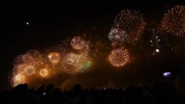 Феєрверки Reveillon New Years Виставляються Вздовж Пляжу Копакабана Ріо Жанейро — стокове відео