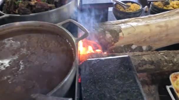 Cozinha Mineira Feita Fogão Lenha Com Arroz Feijão Feijoada Porco — Vídeo de Stock