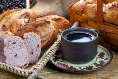 Kahve ve ekmekle kahvaltı.