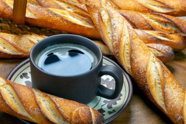 Kahve ve ekmekle kahvaltı.