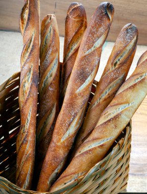 Tahta fırında pişirilmiş bir sepet ekmek.