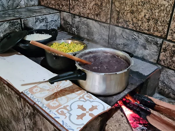 Fayjoada Odun Sobasında Pilav Farofa Ile Pişirilir — Stok fotoğraf
