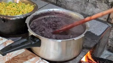Fayjoada odun sobasında pilav ve farofa ile pişirilir.